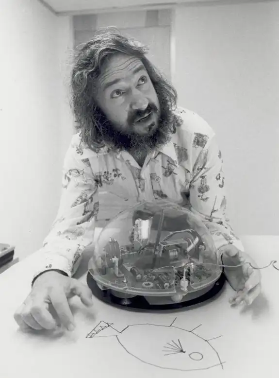 Seymour Papert junto con el artefacto 'tortuga' y el resultado de un dibujo realizado mediante código.