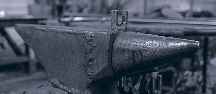 Imagen de un yunque sobre mesa de herrero, para acompañar al ensayo Que la inteligencia artificial (IA) no nos quite los fundamentos, por Edu Romero, en www.duduromeroa.com, Guayaquil, Ecuador